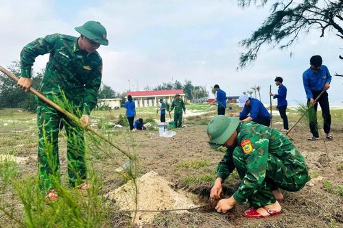 Ấm tình quân dân nơi chân sóng