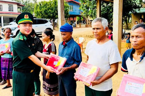 Chính trị viên phó 'nói đi đôi với làm'