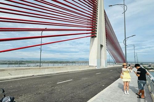Nguy cơ mất an toàn vì trào lưu check-in trên cầu vượt cửa biển Thuận An