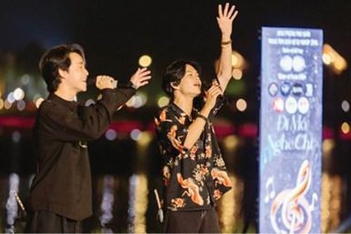 'Đi mô? Nghe chi?' bên sông Hương
