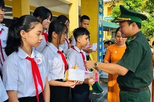 Trao tặng mô hình 'Góc học tập cho em' cho học sinh khu vực biên giới