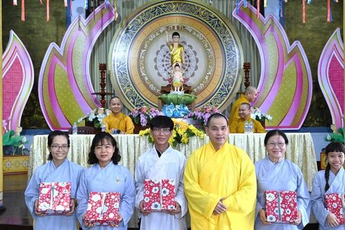 Chùa Liên Trì (P.Vũng Tàu, TP.HCM) trao giải cuộc thi viết lời tri ân Đức Phật kính mừng Phật đản
