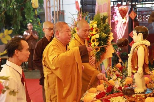 Hà Nội: Trang nghiêm Đại lễ Phật đản Phật lịch 2570 và khánh thành tam quan chùa Sùng Kính