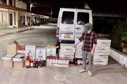 Kiểm tra phương tiện nghi vấn, CSGT Tây Ninh phát hiện lượng lớn hàng chưa rõ nguồn gốc