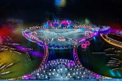 Vũ điệu đa sắc màu bên dòng sông Hương
