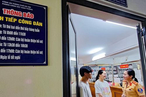 Đi làm thủ tục vào cuối tuần, người dân bất ngờ với cách làm của CSGT Hà Nội