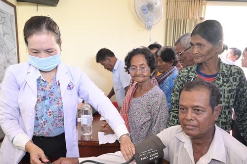 An Giang: Khám bệnh, cấp thuốc đến người dân Campuchia