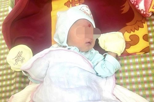 Tạm giao bé trai sơ sinh bị bỏ rơi cho chùa thôn Hộ Vệ nuôi dưỡng