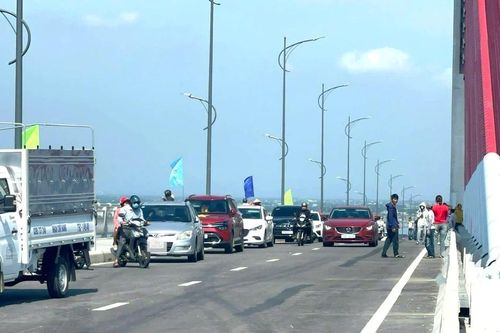 Nguy cơ mất ATGT trên cầu vượt cửa biển dài nhất miền Trung