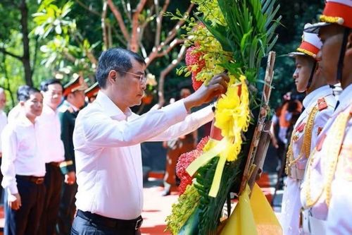 Thủ tướng dự lễ viếng, truy điệu và an táng liệt sỹ tại tỉnh Quảng Trị