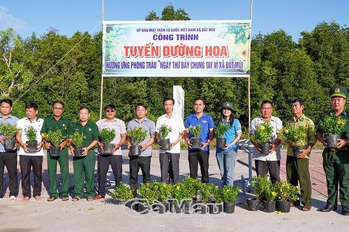 Đất Mũi ra quân trồng hoa, xây dựng cảnh quan đô thị sinh thái