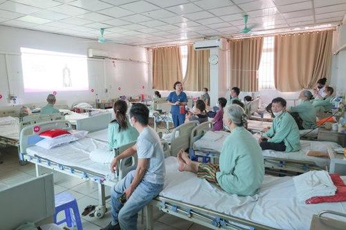 Bệnh viện E: Truyền thông về tác hại của thuốc lá cho người bệnh và người nhà