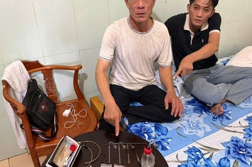 Ập vào kiểm tra nhà nghỉ, công an bắt quả tang 2 người đàn ông đang 'phê' ma túy