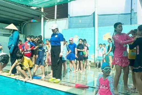 Theo chân lớp phổ cập bơi cho học sinh Trường tiểu học Kim Đồng, phường Bình Tân