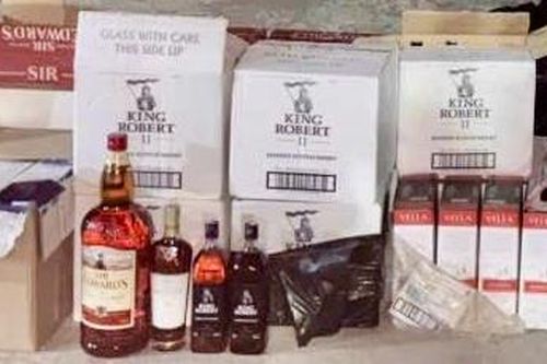 Tây Ninh: CSGT kiểm tra ô tô, phát hiện rượu ngoại và thuốc bảo vệ thực vật nghi nhập lậu