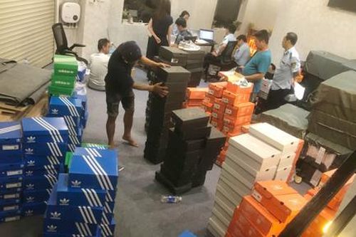 Video 'đột kích' công ty kinh doanh hàng giả các nhãn hiệu nổi tiếng, bán trên Shopee, Tiktok