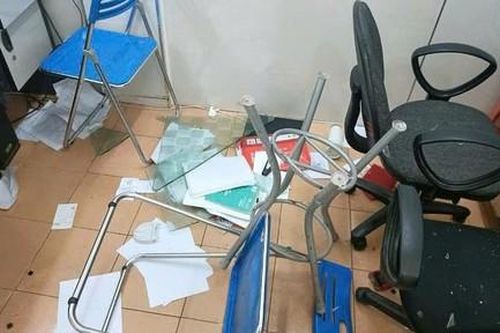 Nam thanh niên đến khám bệnh, bất ngờ la hét, đập phá 'tưng bừng' tại trung tâm y tế
