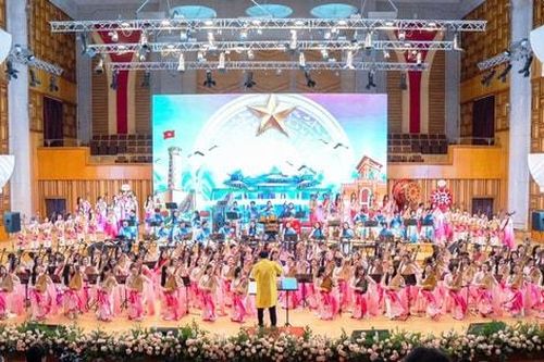 Màn biểu diễn đàn tỳ bà của 133 người xác lập Kỷ lục Việt Nam