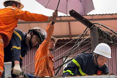 Hà Nội: Giải cứu người đàn ông nghi tai biến, mắc kẹt trên mái nhà ở đường Phùng Hưng