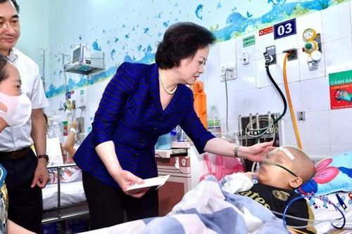 Phó Thủ tướng Phạm Thị Thanh Trà xúc động khi đến thăm các bệnh nhi tại giường bệnh