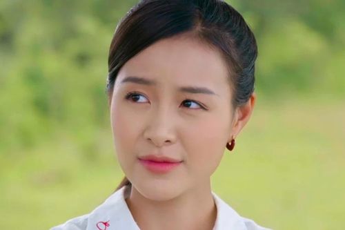 Nữ chính phim VTV vào vai Hoa hậu trang điểm kỹ bị chê, để mặt mộc lại được khen