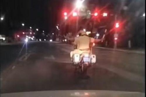 Cảnh sát giao thông kịp thời đưa bé trai nguy kịch đi cấp cứu