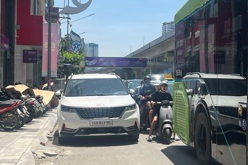 Tắc cứng đường Nguyễn Trãi, nhiều ô tô vẫn ngang nhiên lấn chiếm lòng đường