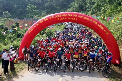 Gần 200 VĐV tham gia Giải đua xe đạp 'Chinh phục Bản Lầu - Bản hùng ca biên cương'