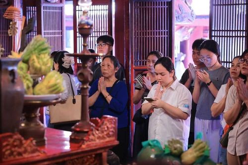 Sĩ tử đội nắng đến Văn Miếu - Quốc Tử Giám cầu may trước kỳ thi quan trọng