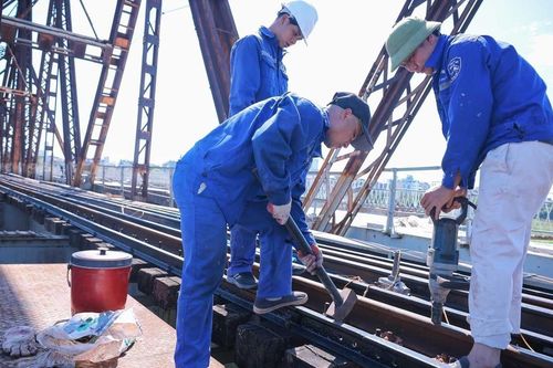 'Đội nắng 40 độ' gấp rút hoàn thiện sửa chữa cầu Long Biên