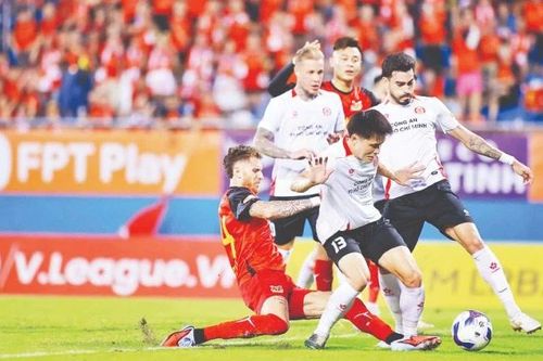 Ninh Bình củng cố vị trí thứ 3, SHB Đà Nẵng vươn lên áp chót