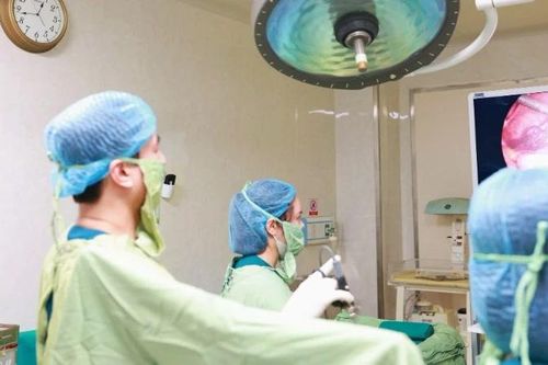 Vỡ nang buồng trứng trúng mạch máu lớn, nữ sinh 17 tuổi rơi vào sốc mất máu