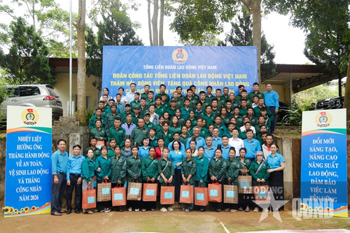Điện Biên: Lãnh đạo Tổng Liên đoàn Lao động Việt Nam tặng quà công nhân cao su