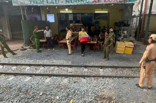 Liều lĩnh dựng lều cạnh đường sắt để... mở quán ở TP HCM
