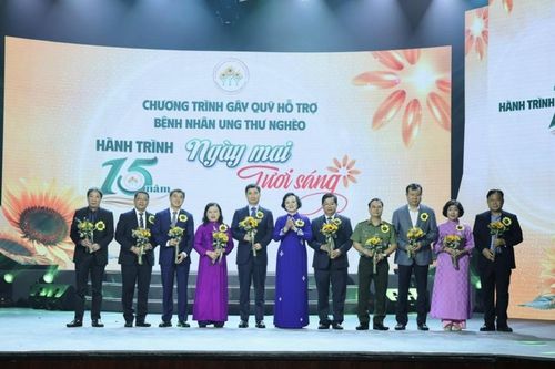 Lan tỏa yêu thương tới bệnh nhân ung thư nghèo qua chương trình 'Ngày mai tươi sáng'