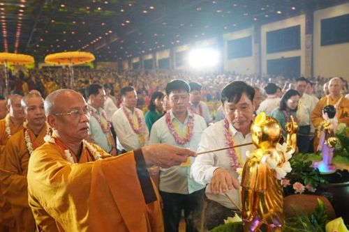 Hơn 3.000 tăng ni, phật tử và người dân dự đại lễ Phật đản tại chùa Bái Đính