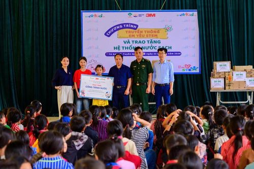 Mang nước sạch đến cho học sinh vùng cao