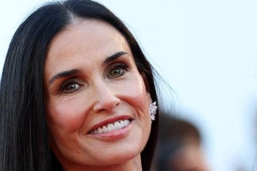 'Người phụ nữ đẹp nhất thế giới' biến Cannes thành sàn diễn riêng với loạt váy áo gây choáng