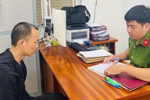 Bắt đối tượng cướp giật tiền, vàng của cụ bà bán vé số