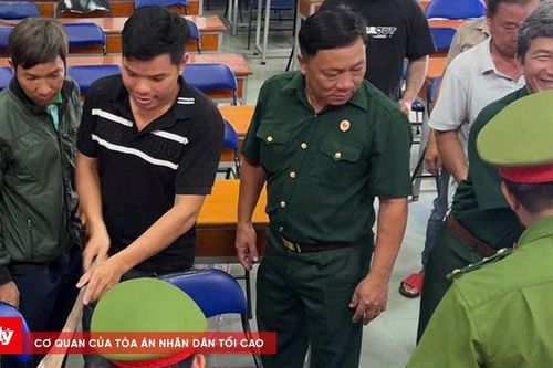 Người dân giao nộp đạn, vũ khí thô sơ