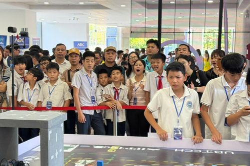 Hơn 200 học sinh cấp 2 tranh tài tại giải đấu robot AI đầu tiên ở phía Bắc