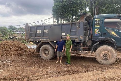Kịp thời ngăn chặn hành vi đổ chất thải trái phép tại phường Hồng Hà