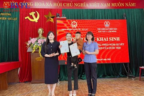 VKSND Khu vực 1 tích cực hỗ trợ 2 trẻ em đăng ký khai sinh
