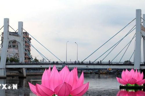 Lâm Đồng: Thắp sáng 7 đóa đại hoa sen trên sông Cà Ty mừng Phật đản