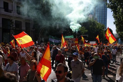 Hàng chục nghìn người biểu tình tại Madrid yêu cầu Thủ tướng Pedro Sanchez từ chức