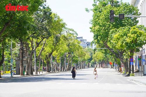 Nắng nóng gay gắt, phố đi bộ Hồ Gươm khác lạ dịp cuối tuần
