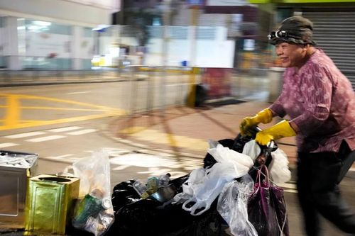 Những 'cụ bà carton' sống chật vật giữa một trong những thành phố giàu nhất châu Á