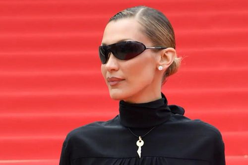 Ý nghĩa đằng sau chiếc vòng cổ của siêu mẫu Bella Hadid tại Cannes 2026