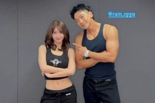 Khoảnh khắc Momo (TWICE) chụp ảnh cùng Bi Rain gây 'dậy sóng'