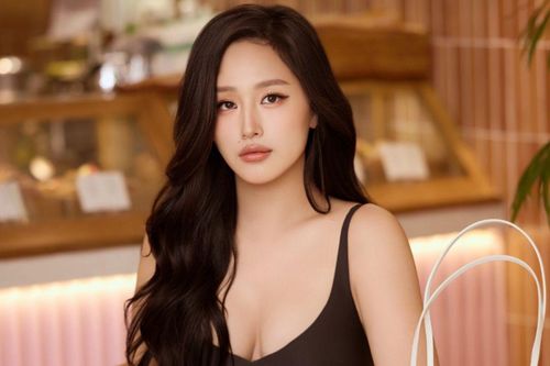 Mai Phương Thúy diện áo trễ nải khoe visual mặn mà ở tuổi U40